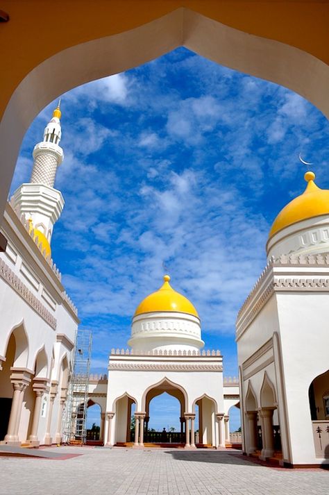 Biggest Masjid in the Philippines Mosques Architecture, Cotabato City, Beautiful Masjid, Beautiful Mosque, Islamic Events, Angkor Wat Temple, Building Photography, Ancient Greek Architecture, Beautiful Mosques