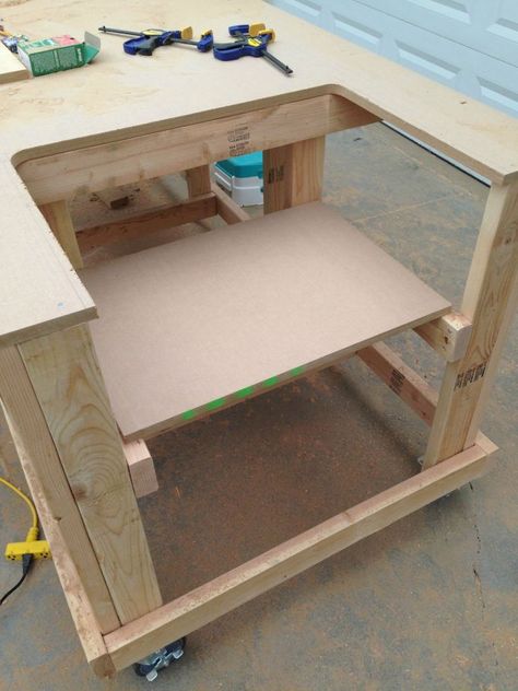 Rolling Workbench, Workbench Organization, Table Saw Workbench, Building A Workbench, Workbench Designs, Workbench Plans Diy, Diy Table Saw, Woodworking Bench Plans, Serra Circular