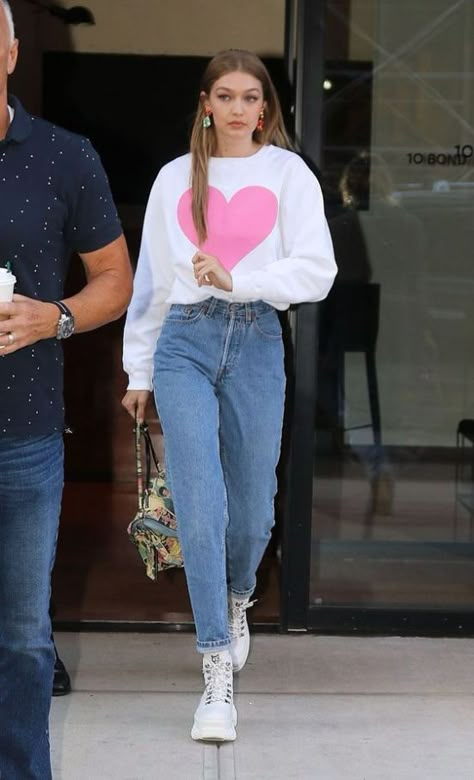 10 Gigi Hadid Outfits That You Need To Steal - Society19 Gigi Hadid Jeans Outfit, Gigi Outfits, Gigi Hadid Street Style, Gigi Style, Gigi Hadid Outfits, Gigi Hadid Style, Gigi Bella, Hadid Style, Looks Street Style