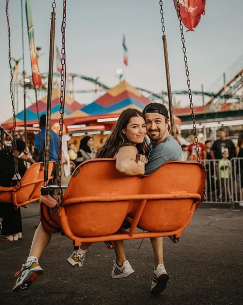 Theme Park Engagement Shoot, Fair Photo Shoot Ideas, Engagement Photos Carnival, Fair Couples Photoshoot Night, Amusement Park Family Photoshoot, State Fair Engagement Photos, Couple Amusement Park Pictures, Amusement Park Engagement Photos, Carnival Engagement Photos