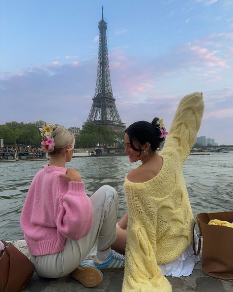 Category is: flower claw clips 🌸 the yellow one has truly been working overtime 🤭✨ Clips are from Amazon! I have them linked in stories 🫶🏻 Besties In Paris, Amazing Aesthetic, Girl Friendship, Paris Girl, Paris Style, Friend Friendship, Best Friends Aesthetic, Bestie Goals, Paris Outfits