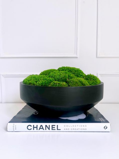 Oasis Flower Arrangements, Moss Bowl, Mango Wood Bowls, Contemporary Flower Arrangements, Greenery Arrangements, Moss Balls, Wood Bowl, Green Decor, Wood Bowls