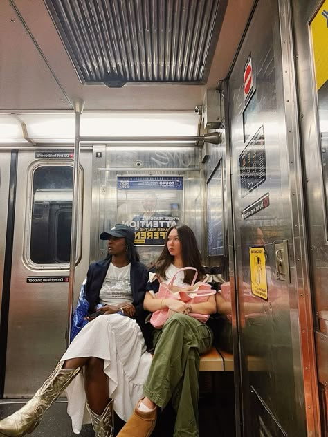 New York Train Aesthetic, Mew York Aesthetic Girl, Train Outfit Aesthetic, Aesthetic Subway Pictures, Subway Outfit Aesthetic, Nyc Dream Life, Cute Nyc Pics, New York City Pics, Nyc Picture Ideas Summer