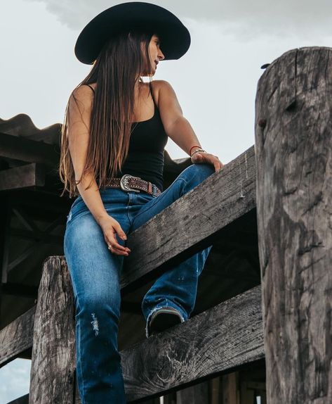 Western Senior Picture Ideas, Cowgirl Senior Pictures, Western Photoshoot Ideas, Western Photo Shoots, Cowgirl Photography, Horse Senior Pictures, Cowgirl Photoshoot, Cute Senior Pictures, Horse Photography Poses