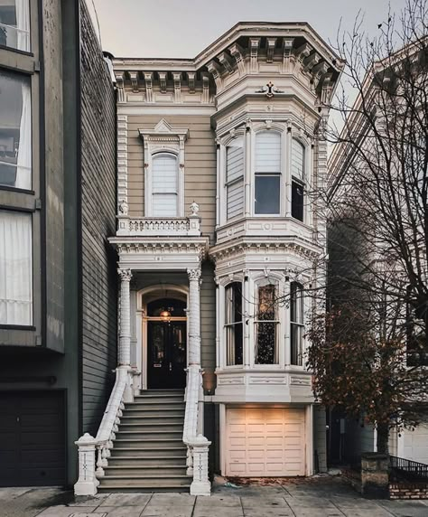 Modern English Farmhouse, Victorian House Exterior, Tiny Mansion, Cottages England, Aesthetics Landscape, Bathroom Inspo Interior Design, Exterior Home Colors, Types Of Homes, Townhouse Exterior