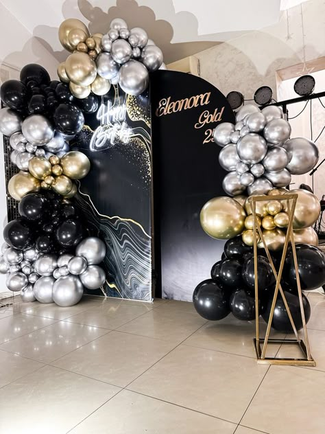 Black And Silver Backdrop, Metallic Party Decor, Silver Party Decorations, 40th Birthday Party Decorations, 17th Birthday Ideas, Birthday Room Decorations, 50th Birthday Decorations, Gold Party Decorations, 40th Birthday Decorations