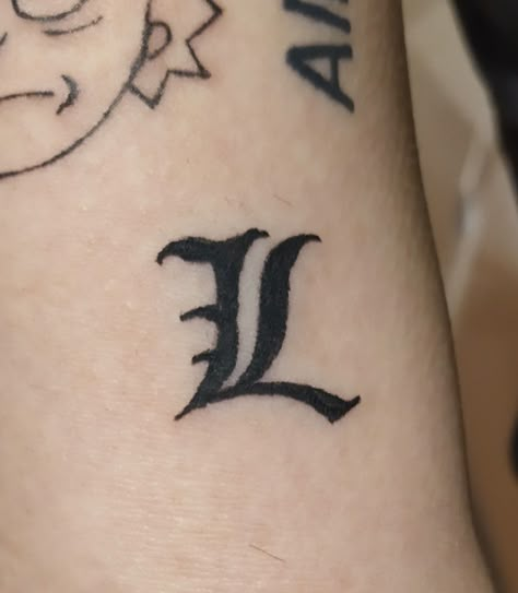 Anime Inspo Tattoo, Japanese Anime Tattoo Design, L Lawliet Tattoo, Anime Related Tattoos, Anime Simple Tattoo, 7ds Tattoo, Deathnote Tattoo Ideas, Anime Finger Tattoos, Simple Anime Tattoo Ideas