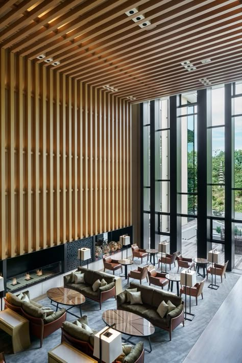 ©Seth Powers. Archdaily -  Brasserie Restaurant at Four Seasons Hotel Kyoto, designed by Kokaistudios Lobby Architecture, Boutique Hotel Lobby, Lobby Designs, Modern Lobby, Interior Hotel, Lobby Seating, Hotel Lobby Design, Lobby Interior Design, Restaurant Seating