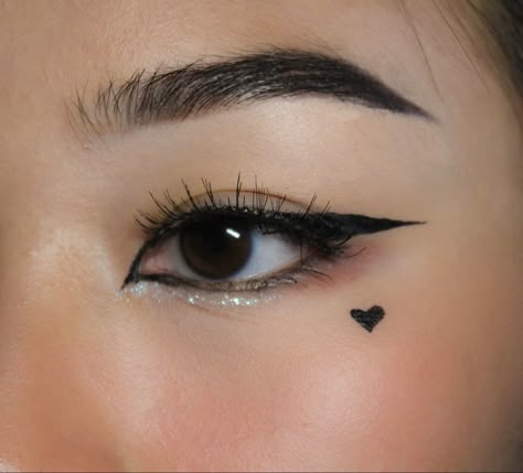 Eyeliner Heart On Cheek, Heart Eyeliner Stamp Looks, Egirl Eyeliner Hooded Eyes, Heart Under Eye Makeup, Asian Eyeliner Hooded, Eyeliner Heart Under Eye, Eyeliner With Heart, Epicanthic Fold Eyeliner, Eyeliner Designs Simple