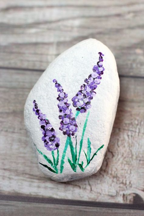 Things To Paint On Rocks, How To Paint Rocks, Easy Rock Painting Ideas, Easy Rock Painting, Rock Painting Flowers, Rock Flowers, Diy Rock Art, Stone Art Painting, Art Pierre