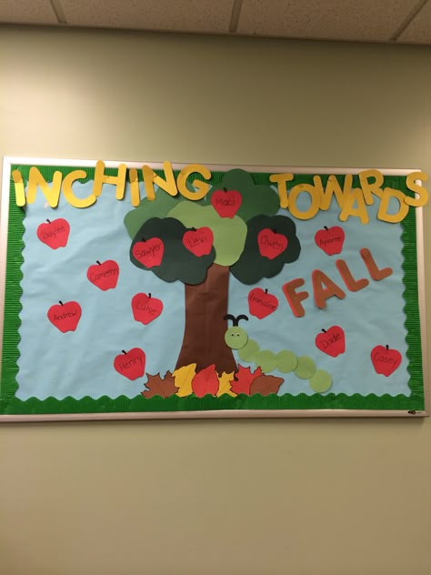 School Age Bulletin Boards Ideas Fall, Bulletin Board Ideas With Apples, Classroom Themes Daycare Fall, Apple Border Bulletin Board, Bulletin Board Ideas For Preschool September, September Apple Bulletin Board Ideas, September Door Decorations Daycare, Fall Bulletin Board Ideas Apples, Preschool Bulletin Boards For September