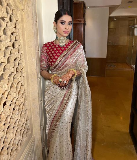 Samaira Sandhu on Instagram: “Makeup @samairasandhu Outfit @sabyasachiofficial Jewellery @neelkanthjewellery” Latest Bridal Lehenga Designs, Reception Saree, Latest Bridal Lehenga, Saree Wearing Styles, New Saree Blouse Designs, Indian Bride Outfits, Fashionable Saree Blouse Designs, Fancy Sarees Party Wear, Indian Fashion Saree