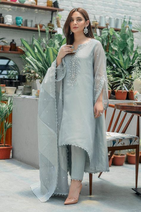 Kurti Sleeves, Organza Suits, Branded Outfits, Fashion Fails, Latest Dress Design, Pakistani Fancy Dresses, Beautiful Pakistani Dresses, Salwar Kamiz, Fancy Dresses Long