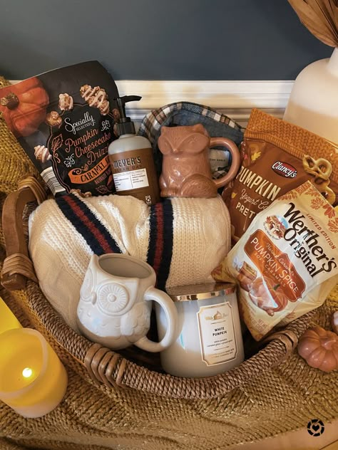 Stuff To Put In A Gift Basket, Cuddle Basket Gift, Cute Fall Gift Baskets, Fall Bday Gift Ideas, Color Themed Gift Baskets Brown, Halloween Auction Basket Ideas, Cozy Birthday Gift Basket, Gift Basket Ideas Halloween, Spooky Season Gift Basket