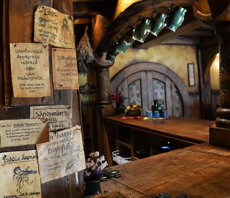 . Dnd Room Ideas, Taverna Medieval, Tavern Decor, Dnd Room, Dungeon Room, Medieval Aesthetic, Hobbit House, The Shire, Green Dragon