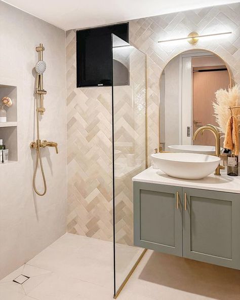 Visitors Bathroom Ideas, Small En Suite Shower Room Ideas, Bathroom European Style, Creamy Bathroom Ideas, Shower Ensuite Ideas, Small Showers Remodel, Tile Shower And Floor Ideas, Two Tiles In Bathroom, Small Bathroom Ideas Gold