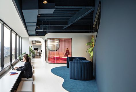 Is This New York City Office the Future of the Workplace? - Metropolis Work Stations Office Design, Office Design Architecture, Window Seating, Information Board, Traditional Advertising, City Office, Work Stations, Office Window, Modular Lounges