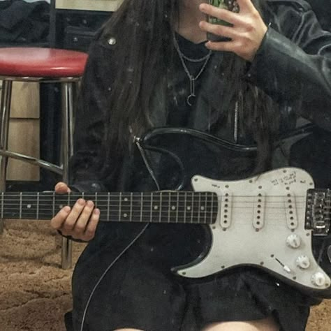 Guitarist Style, Gitar Vintage, Black Electric Guitar, Rockstar Aesthetic, Guitar Obsession, Rockstar Girlfriend, Guitar Girl, Cool Electric Guitars, Rockstar Gf