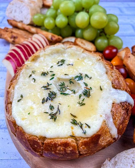 Baked Brie in a Bread Bowl is So Easy; So Good! Bread Bowl Dip, Brie Cheese Recipes, Baked Brie Appetizer, Bread Bowl Recipe, Baked Brie Recipes, Recipes By Ingredients, Baked Dips, Brie Appetizer, Brie Recipes