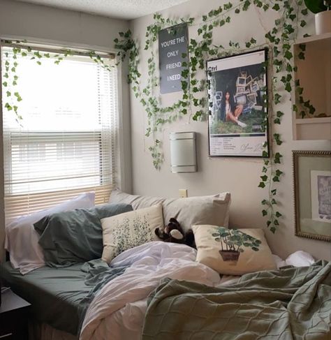 College Dorm Room Ideas Nature, Dorm Room Ideas Green And White, Olive Green Dorm Room, Dorm Room Ideas Earth Tones, Pink Green And White Dorm Room, Green Boho Dorm Room, Dorm Room Inspo Sage Green, College Dorm Room Ideas Luxury, Bookish Dorm Room