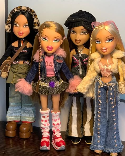 Old Bratz Dolls, Brats Clothes, Bratz Dolls 2000s, Bratz Dolls Outfits 2000s, Bratz Doll Hairstyles, Bratz Restyle, Bratz Dolls Aesthetic Outfits, Bratz Doll Outfits Inspiration, Bratz Outfits Inspiration