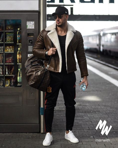 Mens Fashion Smart, Leather Jacket Style, Men Style Tips, Men Street, Mens Winter Fashion, Man Style, Sneakers Men Fashion, Mens Casual Outfits, Mens Fashion Trends