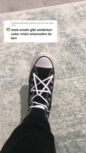 Pin de Niko em • ᴠɪᴅᴇᴏꜱ [Vídeo] | Modelos de cadarço, Customização de sapatos, Sapatos laço in 2022 | Shoe lace patterns, Ways to lace shoes, Shoe laces Diy Emo Clothes, Emo Shoes, Ways To Lace Shoes, Star Shoe, Organisation Hacks, Seni Dan Kraf, Emo Outfits, Mötley Crüe, Shoe Lace Patterns