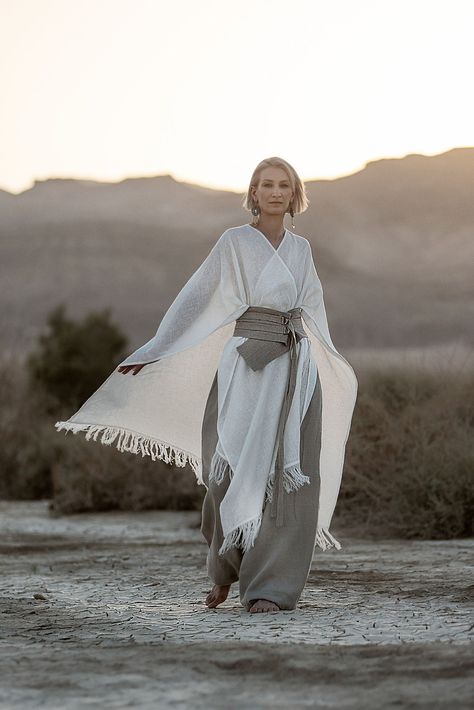 Desert Poncho, Sweaters Western, Linen Poncho, Desert Outfit, Linen Harem Pants, Breezy Style, Winter Styling, Ethno Style, Mode Kimono