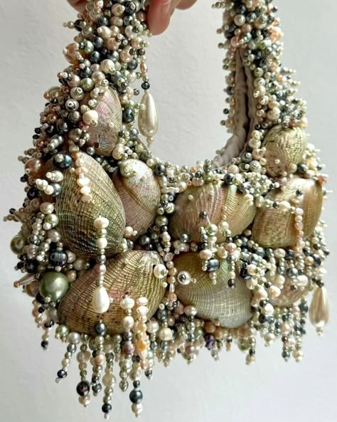 👜🐚 Abalone Shell Bag by Atelier Paula Votteler @paulasprojects_ . The Shells were sourced by the designer from beaches in Brittany, France and New Zealand to create this beautiful bag. #trends #fashion #fashiontrends #shellbag #creativefashion #sealifeinspired #shells #bags #accessories #jewellery #fashiondesign #fashionbag #fashiondaily Different Bags Style, Shell Inspired Fashion, Shell Fashion Design, Sea Shell Inspired Fashion, Shells Fashion, Handmade Shell Bags For Beach, Handmade Ocean-inspired Festival Shell, Seashell Handbag, Seashell Purse