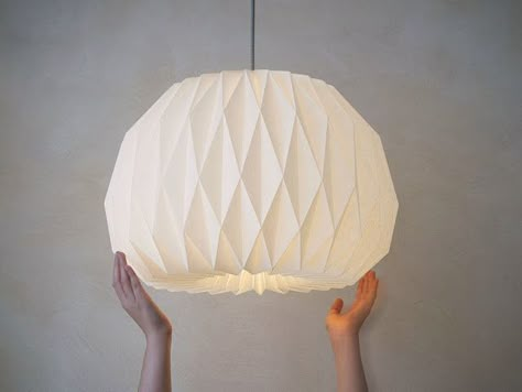 How to make Origami Lampshade                                                                                                                                                                                 More Origami Light Fixture, Origami Lamps, Origami Guide, Origami Lights, Origami Home Decor, Origami Lampshade, Paper Lamps, Diy Luminaire, Origami Lamp