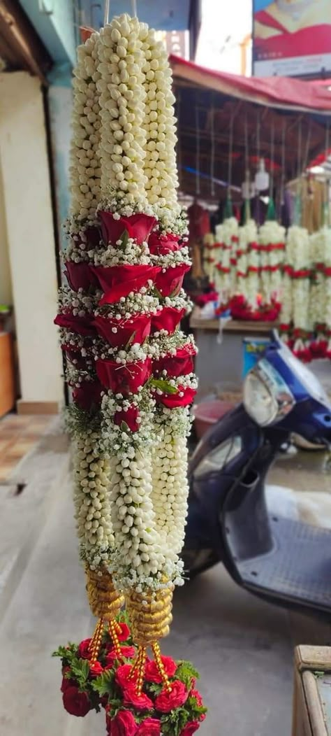 Varmala Maharashtrian Weddings, Bridal Garland Indian, White And Red Garland Wedding Indian, Red And White Garland Wedding, Flower Mala For Engagement, Red Rose Jaimala, Mogra Flower Varmala, Garlands Engagement Indian Flower, Telugu Wedding Garlands