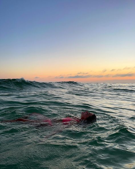 sunset swims all summer long 💫🌊🌼 Swimming Ocean Aesthetic, Preppy Places To Go, Beach Girlie, Preppy Places, Healing Summer, July Vision Board, Belly Summer, Manifesting 2024, Summer I Turned Pretty Aesthetic