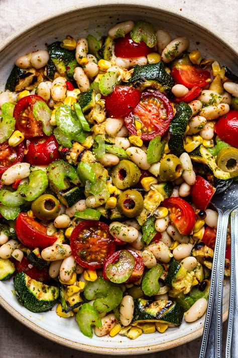 White bean salad with summer vegetables is an easy to make, filling and delicious. It's full of protein, naturally vegan and gluten-free. Pizza Bean Salad, Summer Bean Soup, Summer Lunch Ideas Vegetarian, Long Lasting Salads, Summer Salad Vegan, White Beans Salad, Italian Bean Salad, Summer Dinner Vegetarian, Summer Vegan Meals