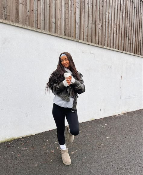 Winter Outfits For Campus, Ugg And Leggings Outfit, Cosy Outfits Winter, Ugg Outfit Ideas Winter, Legging Outfit Winter, Uni Outfits Uk, Winter Outfit Leggings, Legging Outfits Winter, Winter Legging Outfits