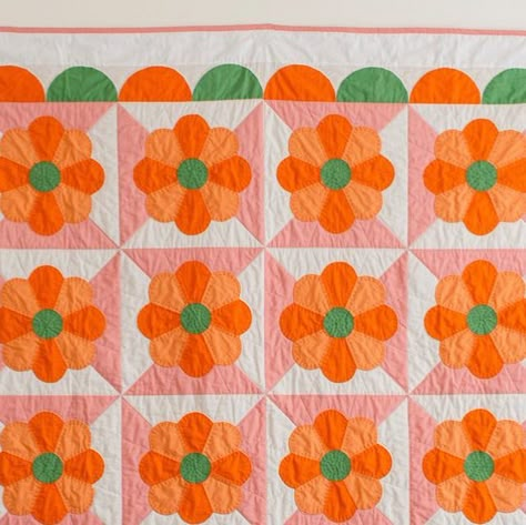 Erin Grogan of Love Sew Modern on Instagram: "I’ve just finished unpacking everything from International Quilt Market and thought I’d celebrate by sharing a pattern from my book, Retro Curved Pieced Quilts. This is Darling Daisies. When making this quilt I kept referring to it as Grandmother’s Kitchen. It reminds me of coming together around the kitchen table and catching up with family over something warm to drink and sweat to eat.   Fabric is @artgalleryfabrics Pure Solids Photography by @the_quiltographer   #retrocurvedpiecedquilts #lovesewmodern #artgalleryfabrics #agfpuresolids #bigstitchquilting" Marigold Quilt Block, 70s Quilt Patterns, Retro Quilt Patterns, Flower Quilt Blocks Free Pattern, 70s Quilt, Pastel Quilts, Retro Quilt, Pretty Quilts, Fun Quilts