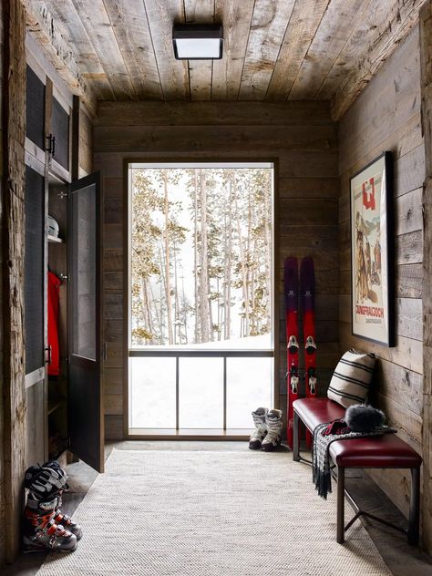 Tour a warm and inviting ski chalet nestled in Montana's snowy peaks Ski Chalet Interior, Ski Cottage, Rustic Chalet, Ski House Decor, Ski Room, Modern Chalet, Ski Lodge Decor, Ski Cabin, Chalet Interior