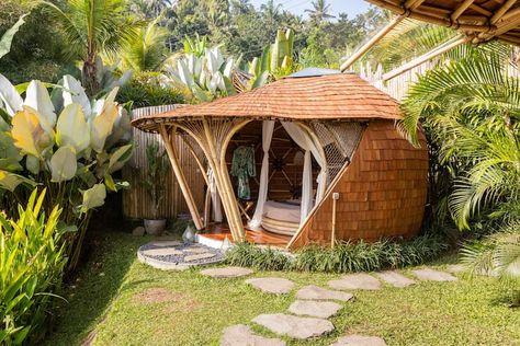 Bamboo Hut House, Bamboo Cottage, Camaya Bali, Bamboo House Bali, Bali Houses, Cottage House Design, Bamboo Villa, Bamboo Hut, Bali Huts