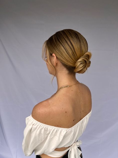 Low Buns For Medium Hair Wedding, Low Bun Wedding Hair, Cute Bun Hairstyles, Easy Trendy Hairstyles, Cute Buns, Low Bun, Hair Arrange, Formal Hairstyles, Hailey Bieber