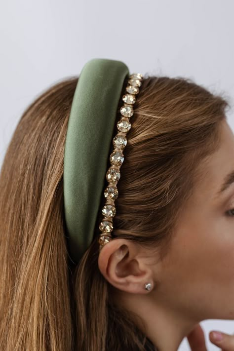 Stylish Hair Accessories, Headband Bridesmaid Hair, Product Photography Headbands, Headband Street Style, Old Money Hair Accessories, Trending Hair Accessories 2024, Bridal Headband Hairstyles, Rhinestone Headband Hairstyles, Blair Waldorf Headband