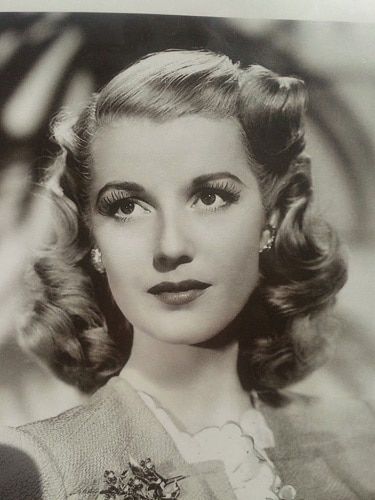 30 Old-fangled Hairstyles from 1930s Trending Again Cabelo Pin Up, 1940s Hair, 1930s Hair, 40s Hairstyles, 1940s Women, Vintage Hairstyles Tutorial, 1940s Woman, 1940s Hairstyles, Veronica Lake