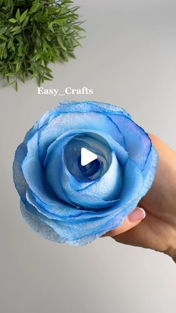 Diy Roses Paper Easy, Flower Made Out Of Paper, Flowers To Make Out Of Paper, Paper Towel Flowers Diy, Paper Flowers Diy Easy How To Make, Paper Craft Ideas Easy, Easy Craft Ideas With Paper, How To Make Flowers With Paper, Diy Flowers Easy