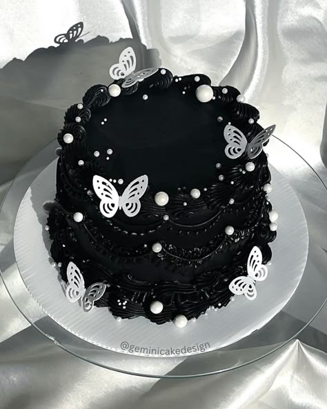 More black and white cakes please #buttercream #buttercreamcake #cake #cakedecorating #cakedesign #wiltontips #wiltoncakes #austintx… | Instagram Bittersweet Seventeen, 12th Birthday Cake, 25th Birthday Cakes, White Birthday Cakes, Vintage Birthday Cakes, Dream Birthday, Aesthetic Cake, Black Cake, B Day Cake