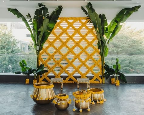 Indian Backdrop Ideas For Pooja, Low Budget Stage Decoration, Low Budget Haldi Decoration, Decoration For Haldi Ceremony At Home, Marigold Flower Decoration Backdrop, Ganpati Decoration Theme At Home Simple, Wedding Backdrop At Home, Mehendi Backdrop Decor At Home, Haldi Ceremony Background