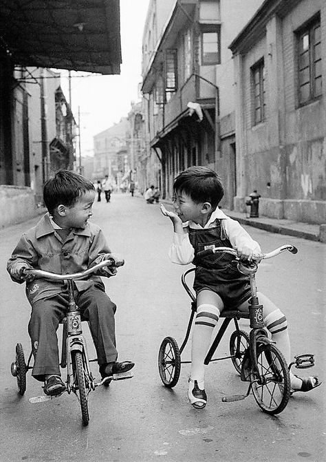 Kids in Chuna. China Photography, Street Photography Urban, Street Photography Portrait, Street Photography People, China Street, City Streets Photography, Street Fashion Photography, Foto Art, China Travel