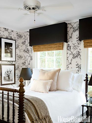 Ralph Lauren Home's Ashfield Floral wallpaper turns a small guest room into a romantic retreat. Design: Tobi Tobin Small Guest Room, Farmhouse Bedroom Decor Ideas, Farmhouse Style Bedrooms, Loft Stil, Modern Farmhouse Bedroom, Farmhouse Bedroom Decor, Dreamy Bedrooms, Farmhouse Bedroom, White Bedroom