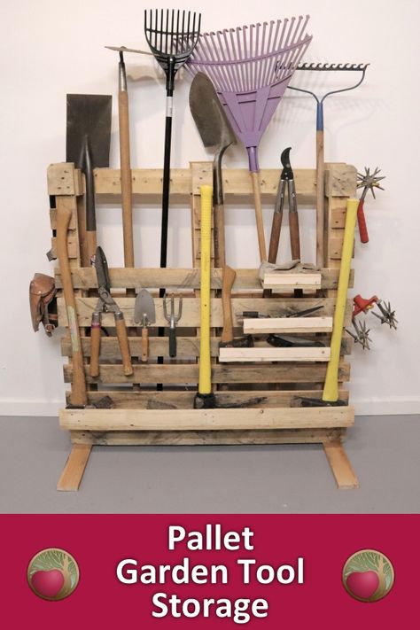 Garden Tool Holder Ideas, Long Handle Tool Storage, Garden Tool Pallet Storage, Garden Hand Tool Storage Ideas, Pallet Garage Ideas, Long Handled Tool Storage, Pallet Yard Tool Organizer, Pallet Garden Tool Storage, Free Standing Garden Tool Storage