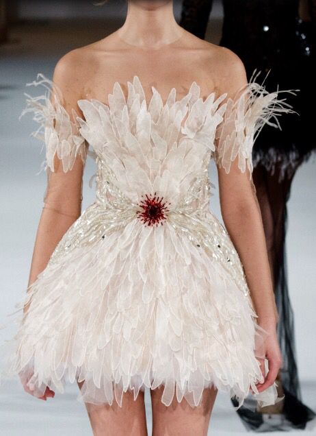 Swan Dress, Runway Fashion Couture, 파티 드레스, Couture Mode, Feather Dress, Swan Lake, Glam Dresses, Black Swan, Inspiration Mode