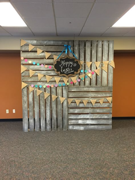 Church photo backdrop Easter Easter Photo Booth, Easter Photo Backdrop, Diy Fotokabine, Pallet Backdrop, Easter Backdrop, Fishing Tournament, Diy Photo Backdrop, Easter Backdrops, Photo Booth Ideas