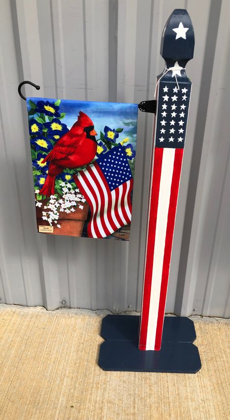 A 4x4 post painted with the American Flag.  Decorative post turned into a Garden Flag holder.  All 4 sides are painted the same.  Flag is separate.  $75, with flag $85. Front Porch Flag Ideas, Flag Post Ideas, Porch Flag Ideas, Flag Holder Ideas, Garden Flags Ideas Front Porches, Diy Flag Pole, Summer Yard Decor, Front Porch Flag, Flag Pole Landscaping