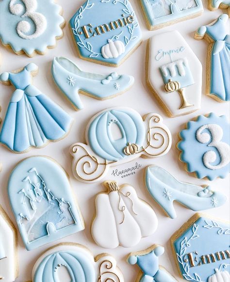 Cinderella Cookies, Disney Princess Cookies, Cinderella Baby Shower, Princess Theme Cake, Cookie Decorating Station, Crown Cookies, Bridal Cookies, Baby Shower Sweets, Princess Cookies